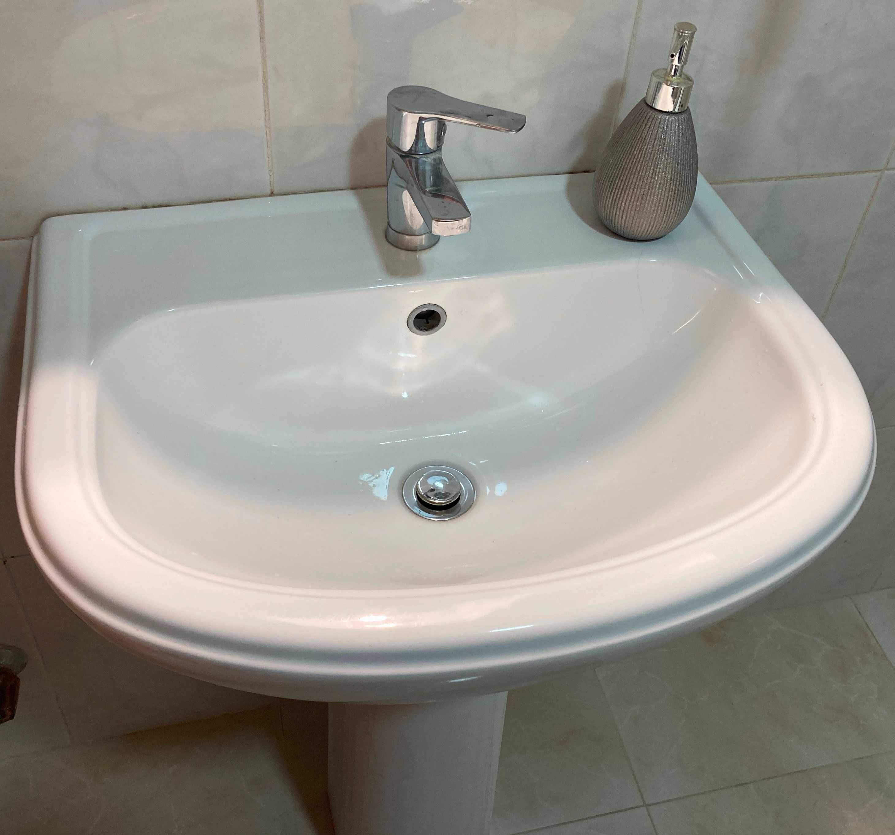Lavatório casa de banho com coluna e torneira