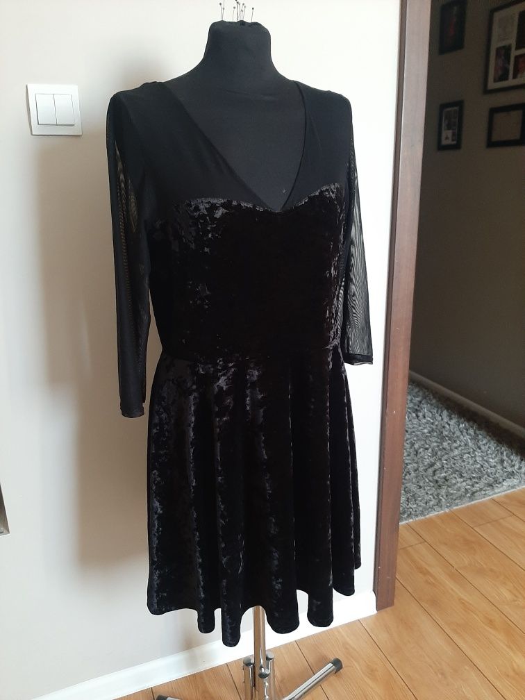 Welurowa czarna sukienka z siateczkowym rękawem i rozkloszowanym dołem