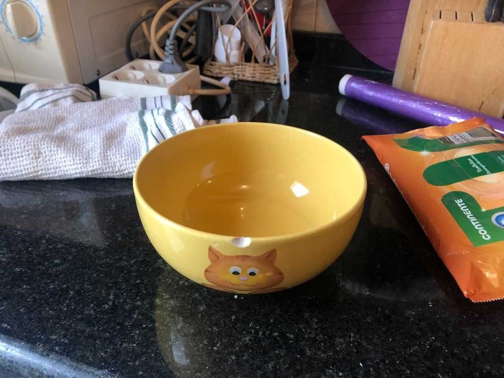 tigela amarela com gatinho