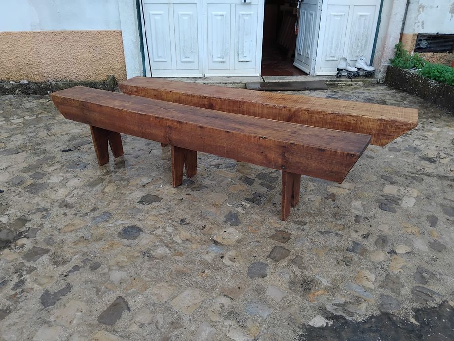 Bancos corridos rústicos