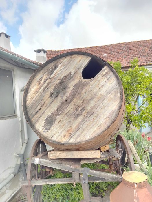 Tonel de vinho em madeira