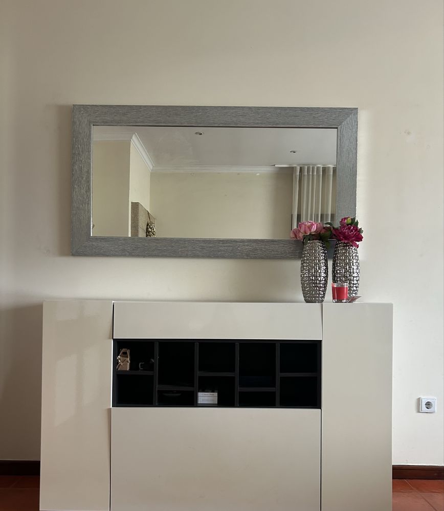 Mobiliario de sala de estar branco e preto