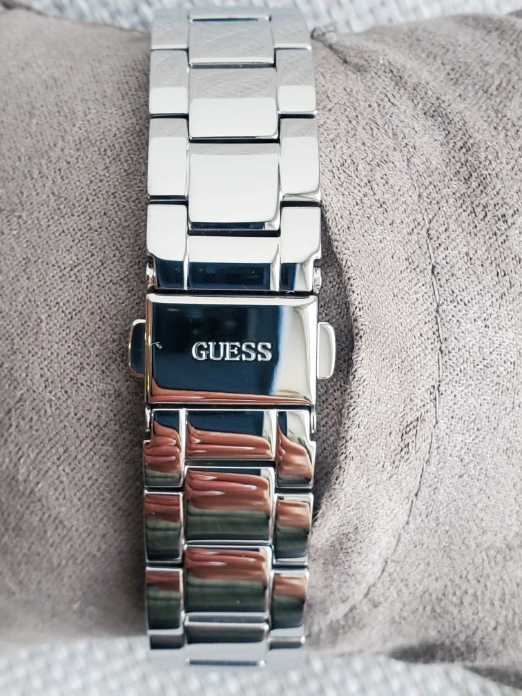 Жіночий годинник GUESS W1231L1