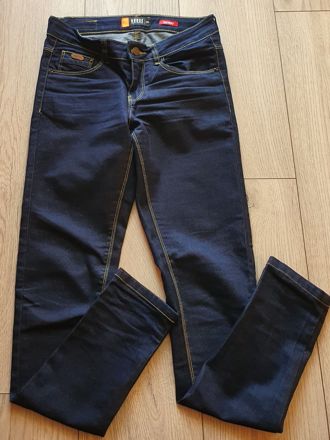 Nowe spodnie jeansowe. Cropp. Rozmiar XS