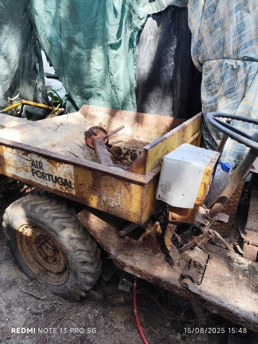 Dumper antigo — motor liga, precisa de reparação