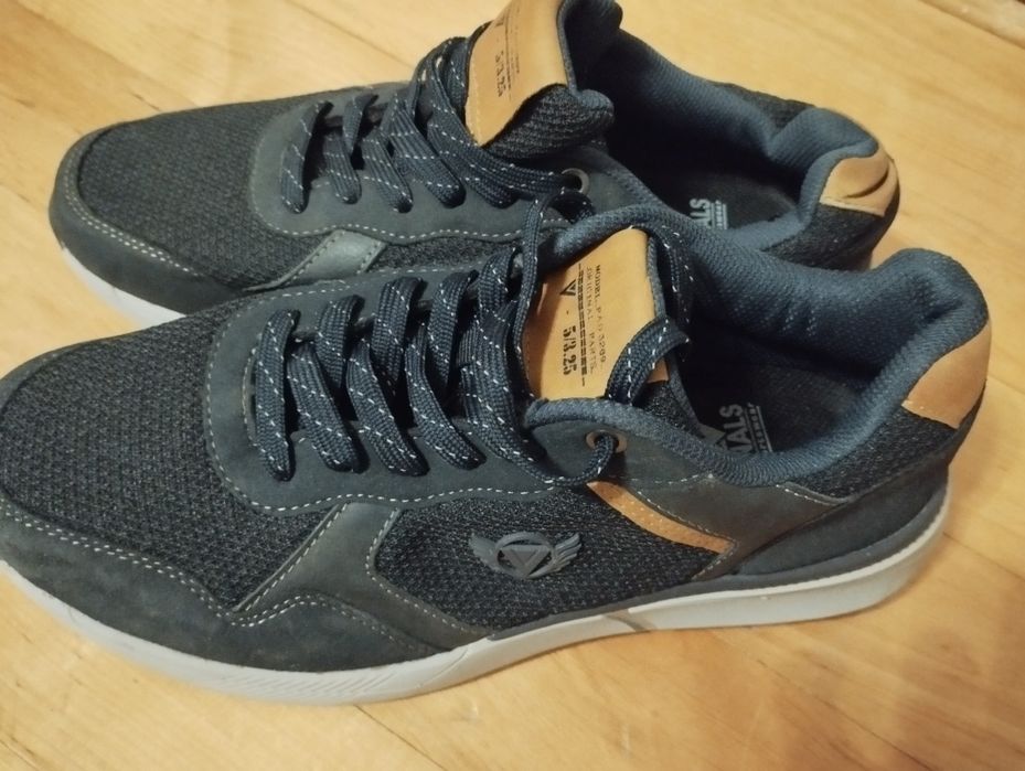 Чоловічі кросівки.Нові,41 розмір.