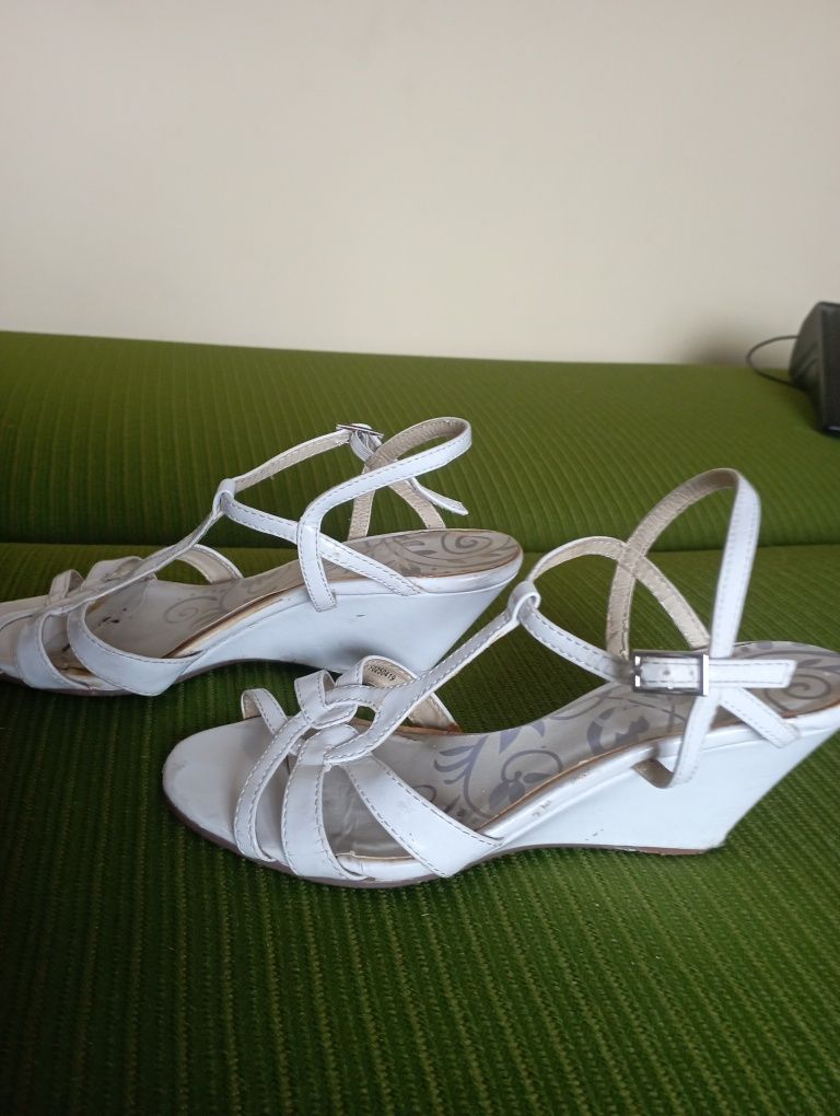 Białe sandały damskie na obcasie