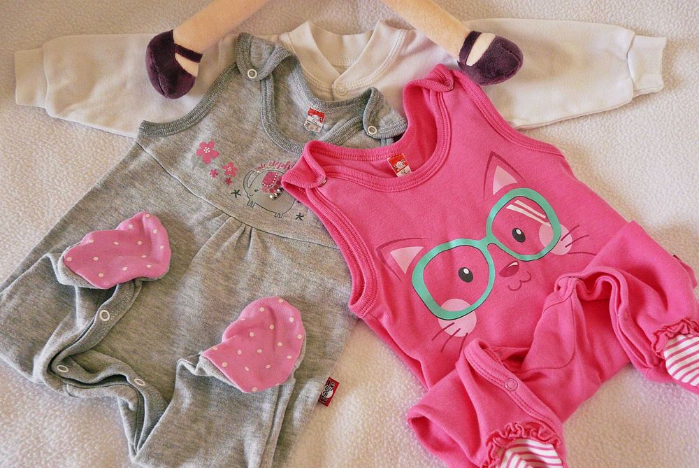 Ubranka niemowlęce, 2 śpioszki i 1 koszulka, 2be3, r. 62.