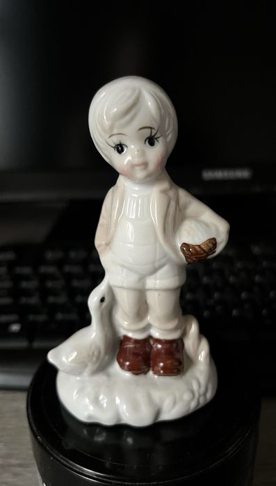 Фарфоровая статуэтка Мальчик с гусем, 10,5 см