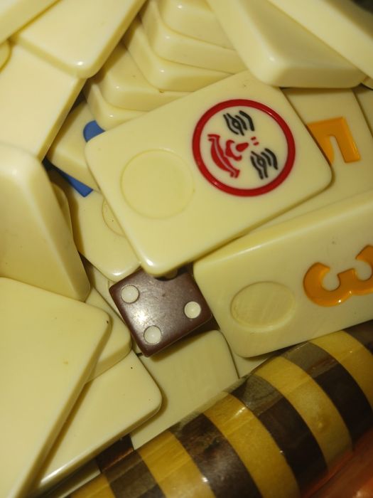 Saco com dominó e outro jogos n sei se esta completo