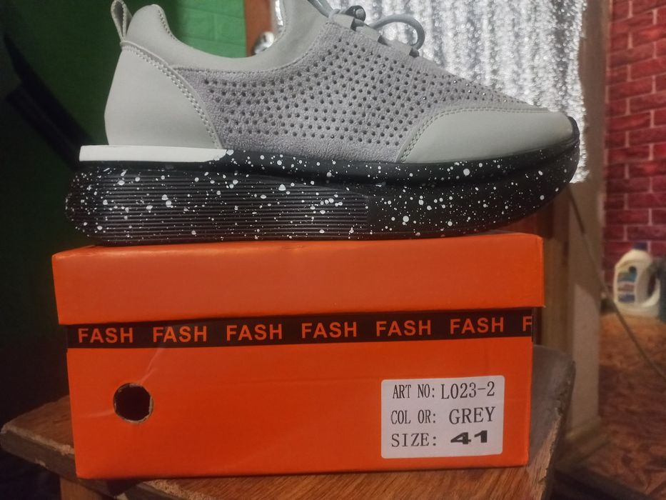 Продам кросовки женские