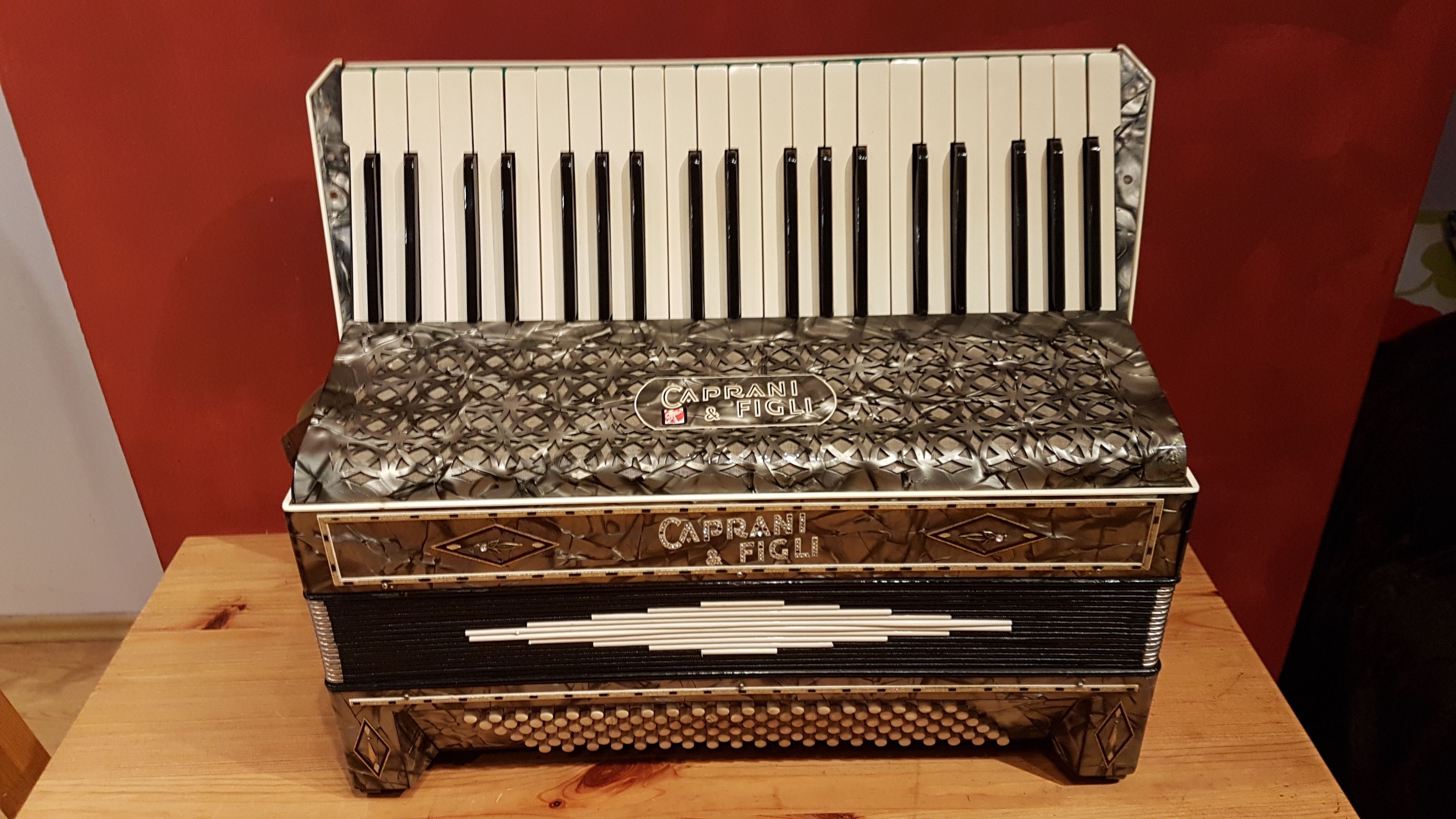 Caprani Figli – włoski akordeon 120 basów, 3 chóry