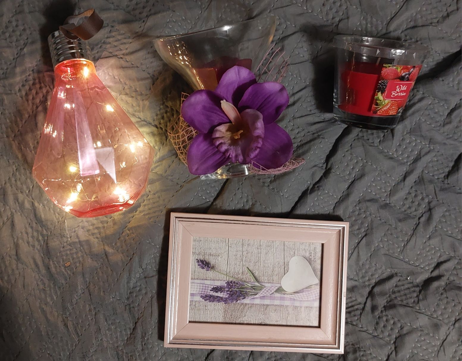 Różowe,Fioletowe dekoracje, świeca, girlanda, ramka, do pokoju