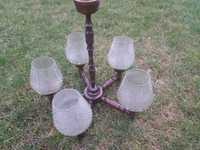 Żyrandol drewniany ze szklanymi kloszami lampa