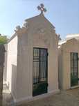 Jazigo - sito no largo da Igreja do Cemitério Alto São João