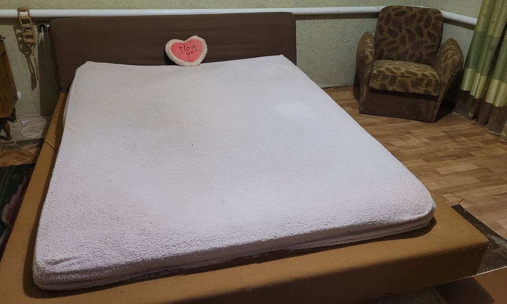 Кровать б/у двухспальная 160х200 под реставрацию