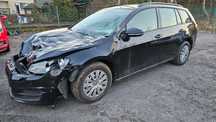 Volkswagen Golf Silnik odpala, auto porusza sie po placu.