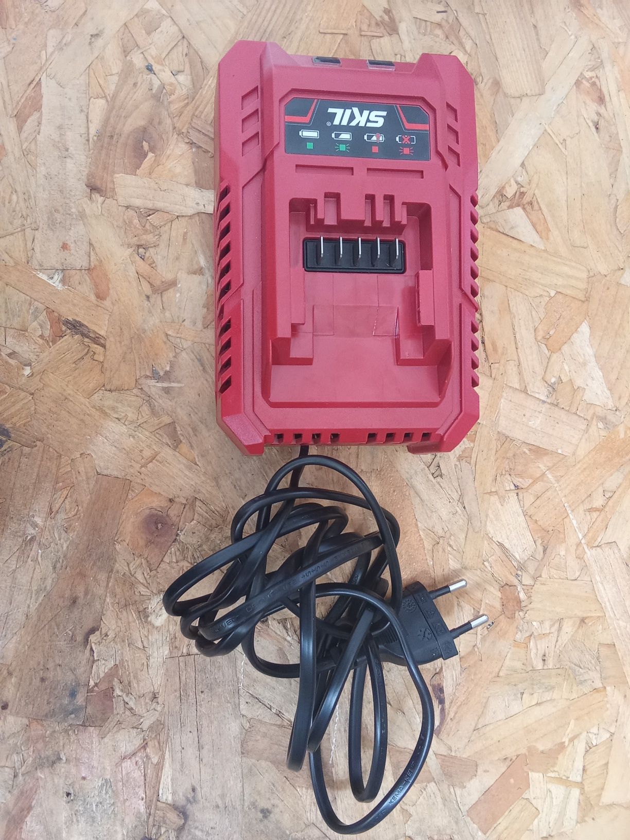 Aparafusada e carregador marca  SKIL ( Sem Bateria)