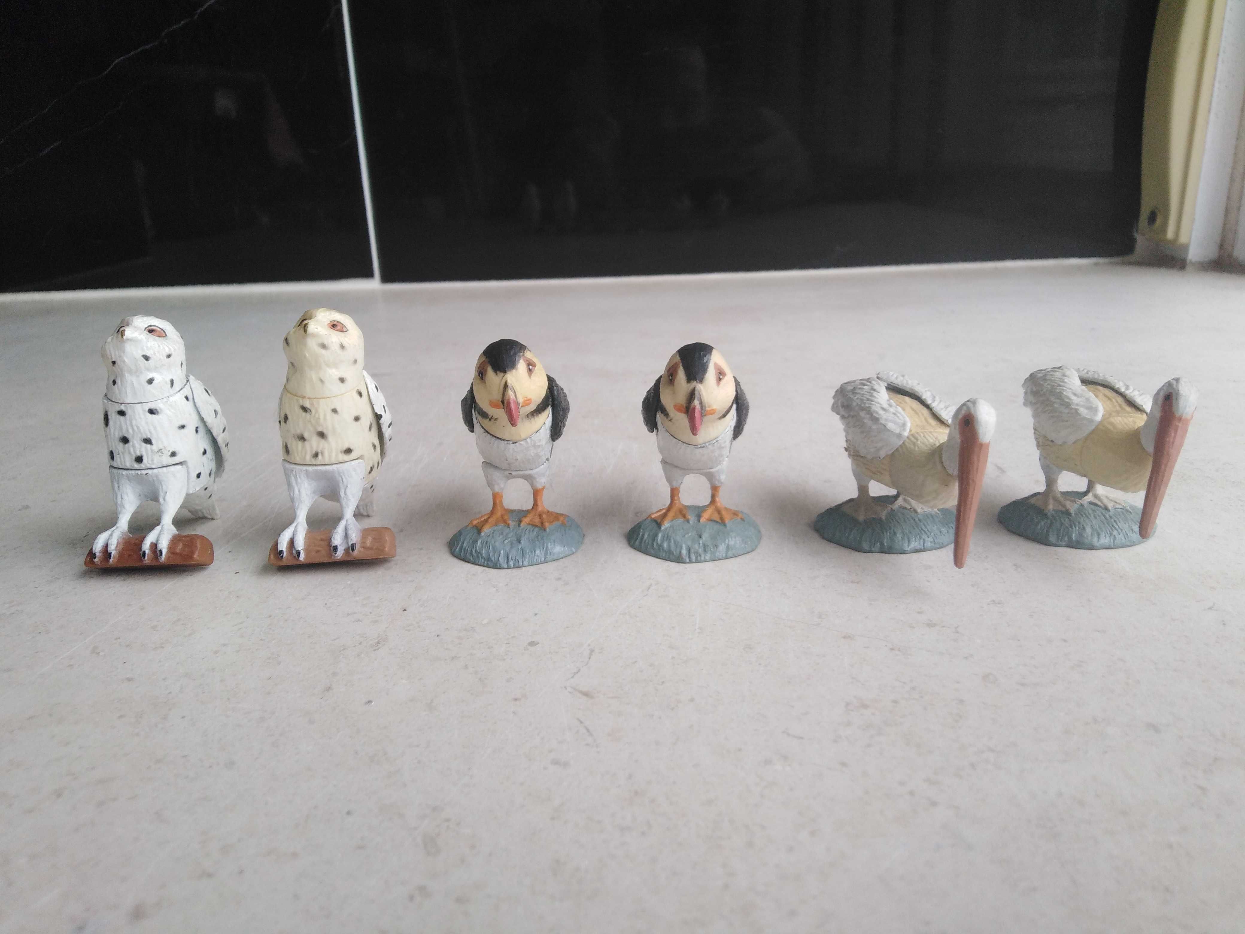 Conjunto de pequenos bonecos/figuras de animais de plástico.