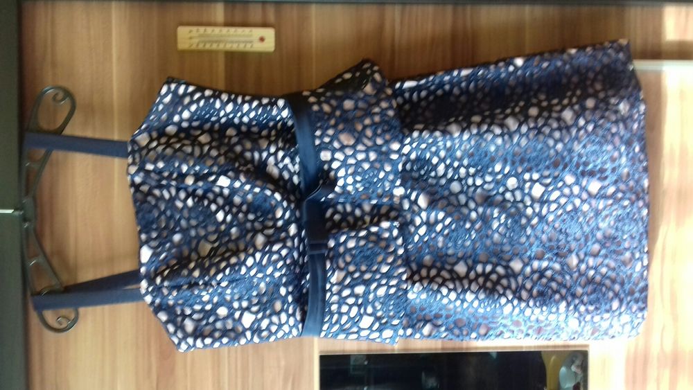 Elegancka sukienka z gipiurą założona raz r. 42