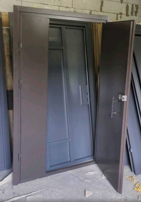 Металеві вхідні титанові двері, двері в будинок, підʼїзд.Входная дверь