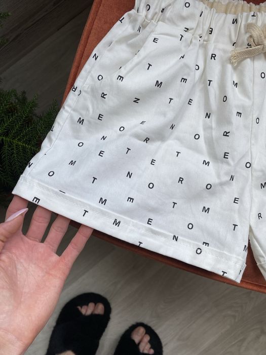 Продам літні жіночі шорти у дрібні букви. Нові.