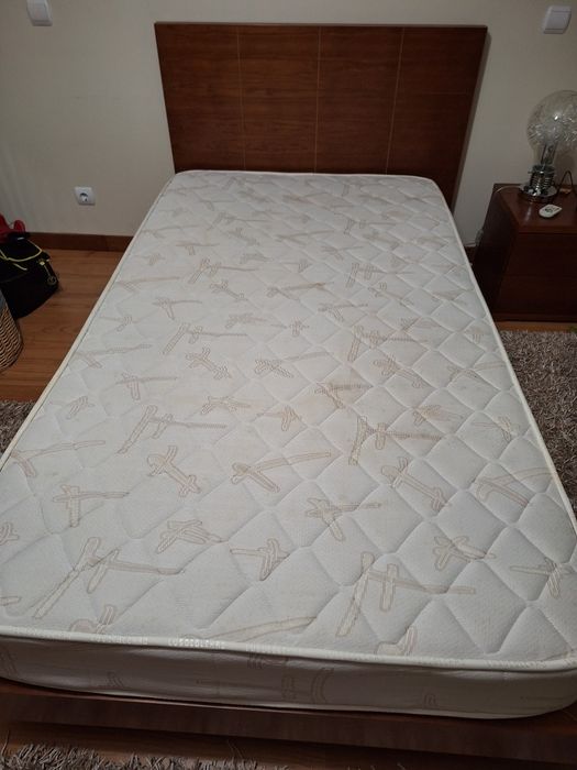 Vendo cama de .solteiro, corpo e meio , de cerejeira
