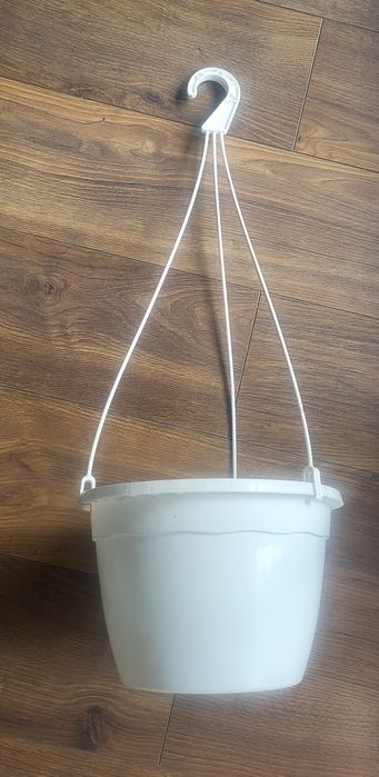 Biała doniczka wisząca