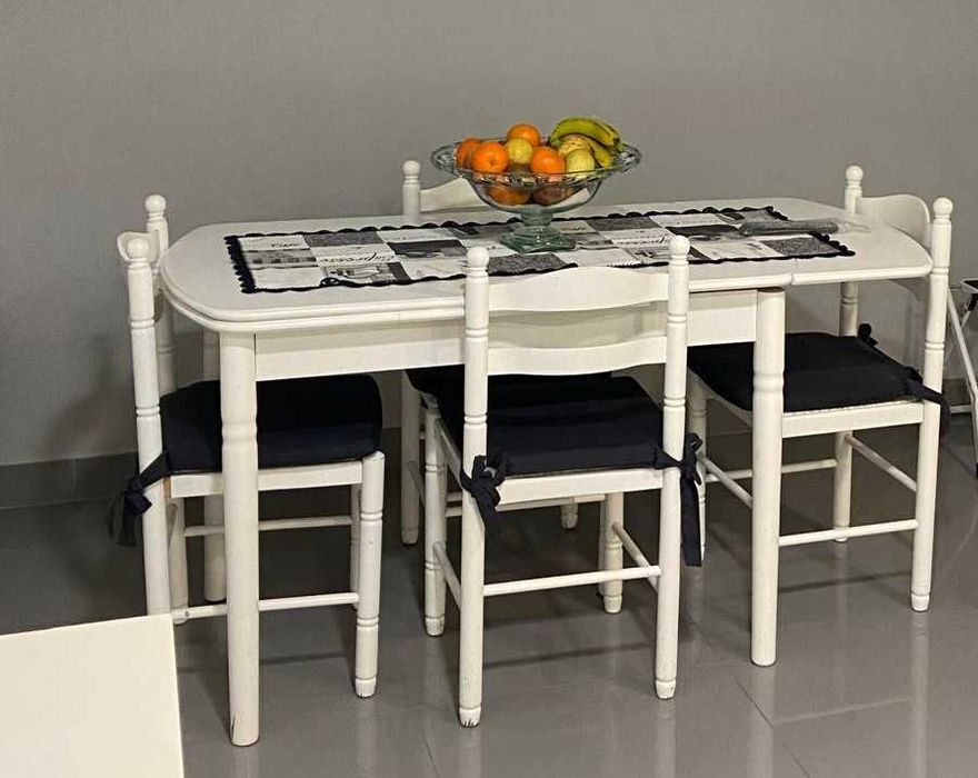 Conjunto mesas e cadeiras