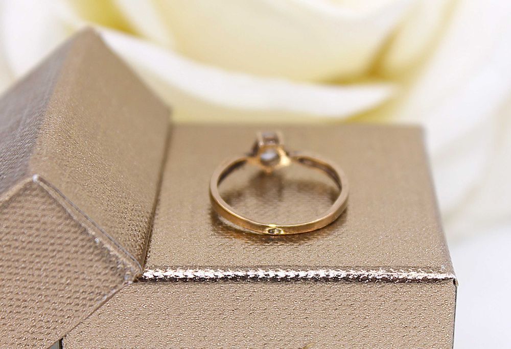 Złoty pierścionek p.333/0,91g z cyrkonią