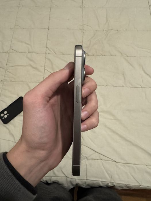 iPhone 15 Pro — 128GB — Ecrã com uma pequena racha (Funciona a 100%)