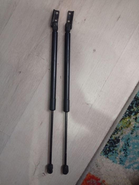 Амортизатор багажника Mitsubishi Outlander