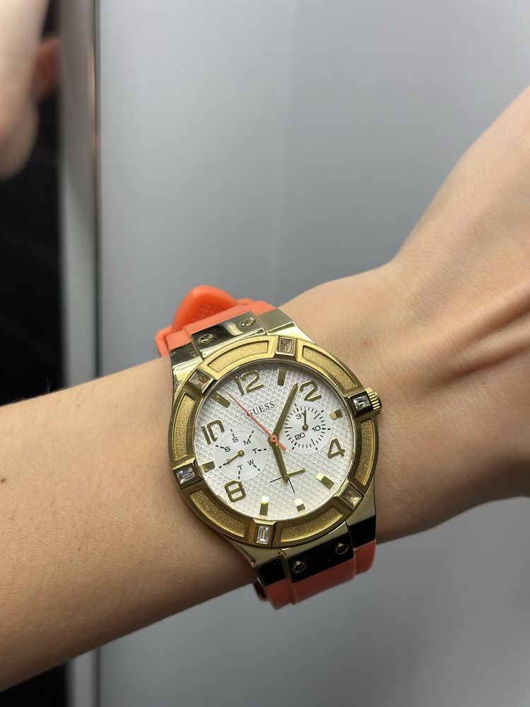 Годинник наручний Guess w0564l2 з помаранчевим силіконовим ремінцем