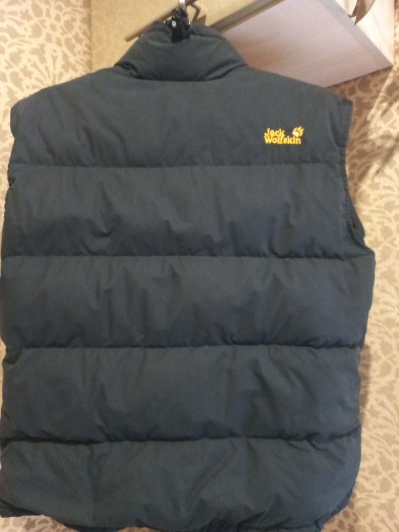 Пухова жилетка безрукавка ,, Jack Wolfskin,, орігінал  р.М-L