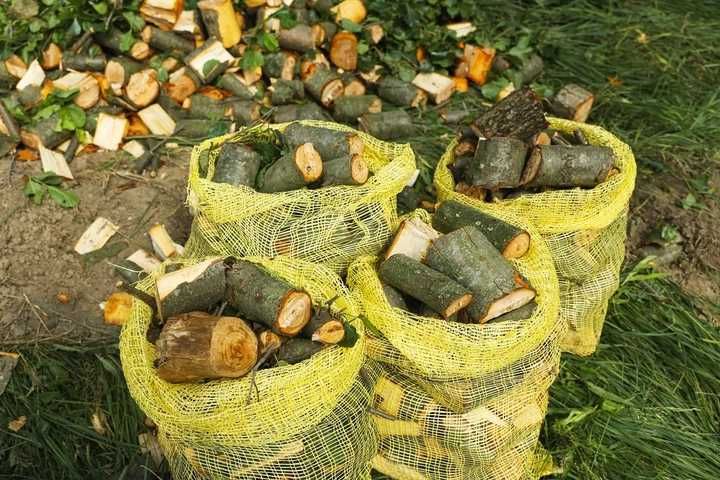 Надаю послугу з подрібнення гілок та дров,а також їх доставка і продаж