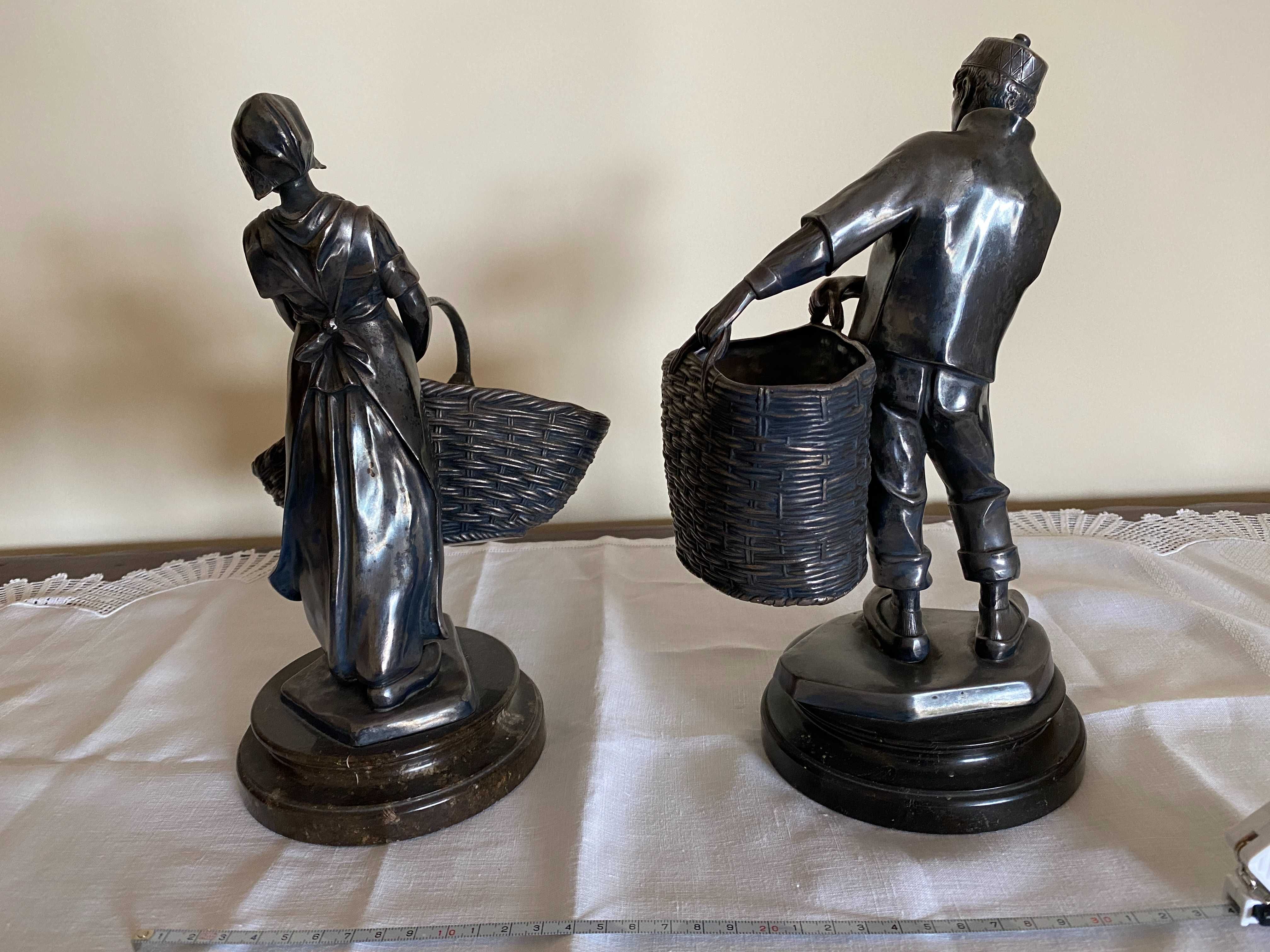 Estatuetas Camponês e Camponesa com cesto em peltre