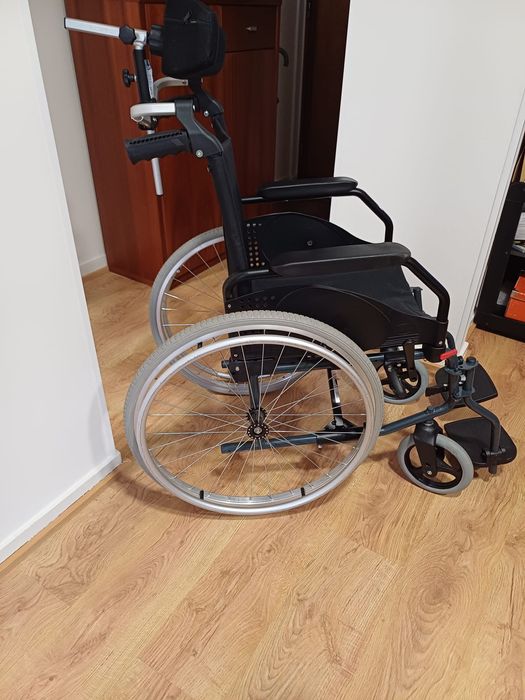 Cadeira de rodas com encosto de cabeça