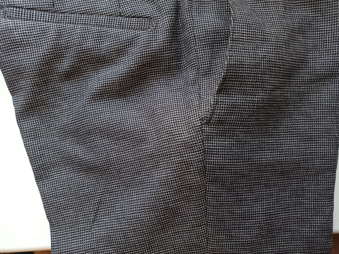Продам серый костюм тройка: пиджак,жилетка,брюки 48 размер, галстук