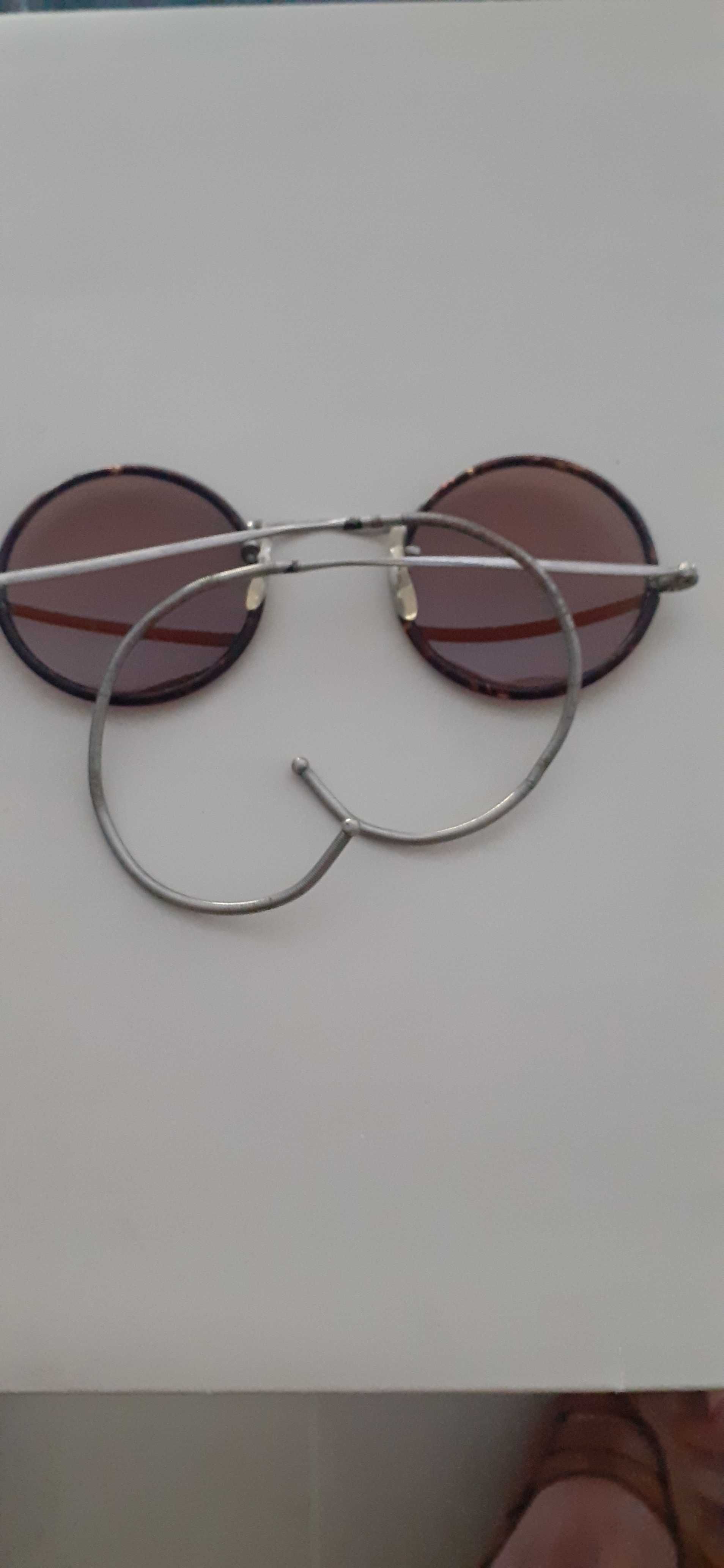 Óculos de sol, tipo John Lennon