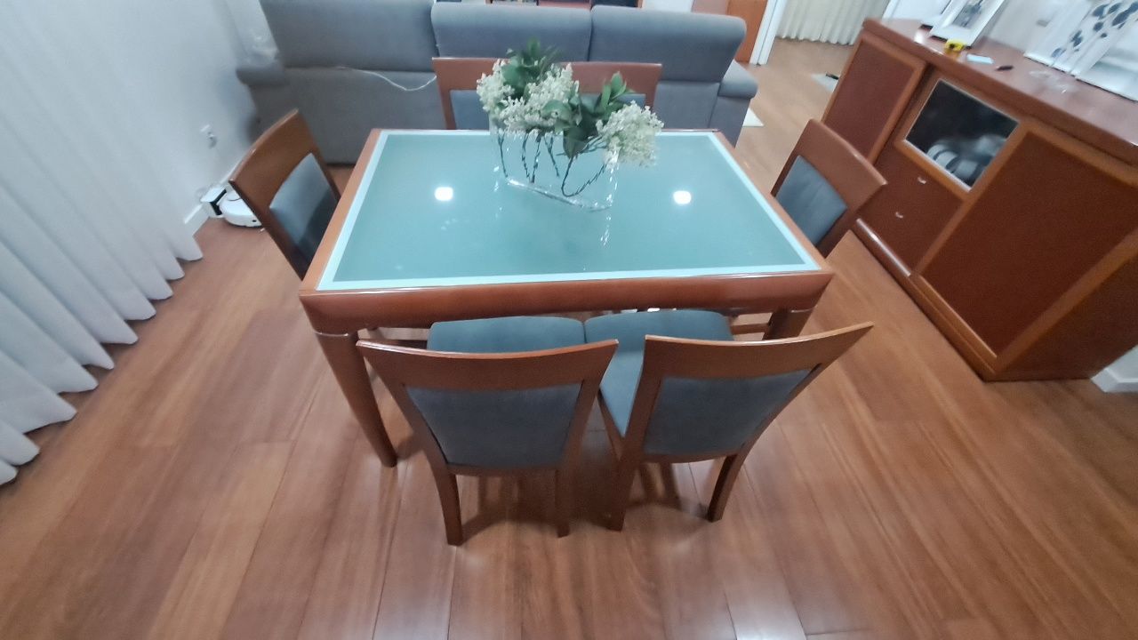 Conjunto móveis e mesa de sala com cadeiras