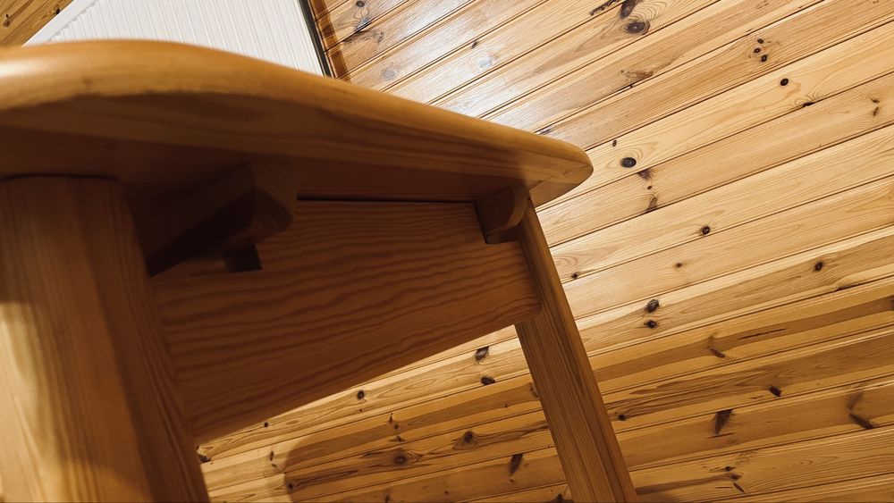 Stół sosnowy lakierowany