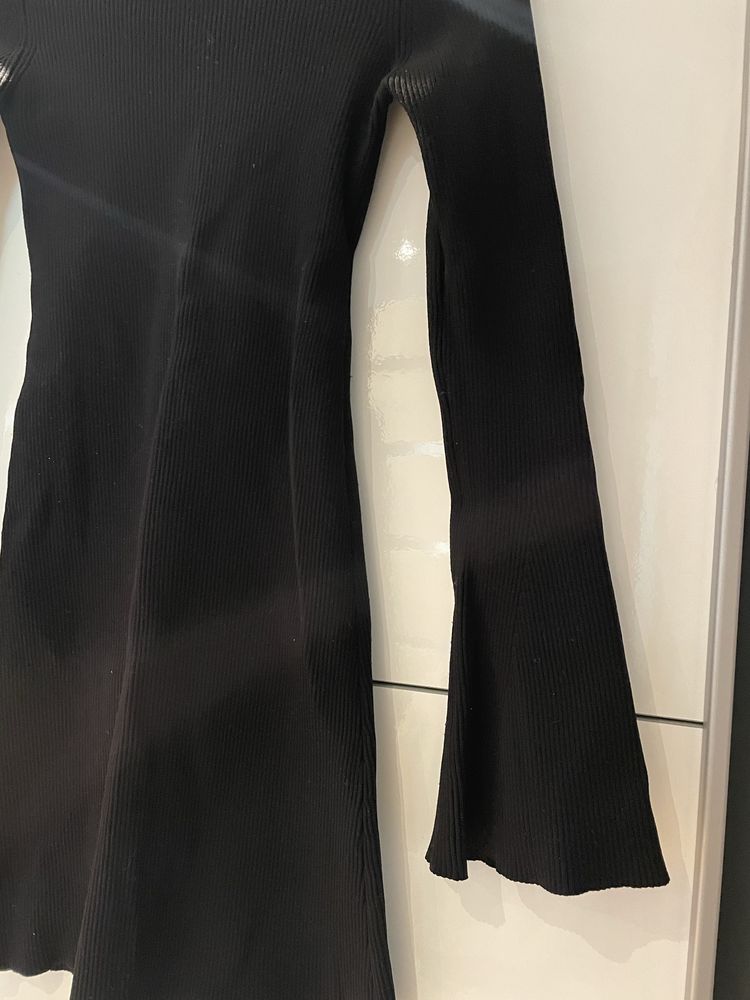 Krótka czarna sukienka z długimi rozszerzanymi rękawami