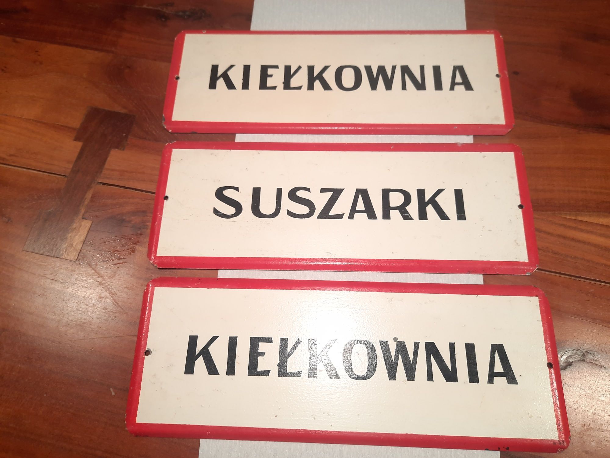 Zabytkowa tablica informacyjna  .Szyld .