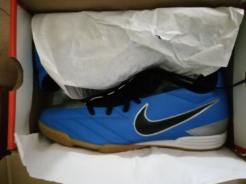 Chuteiras futsal Nike n° 42 novas