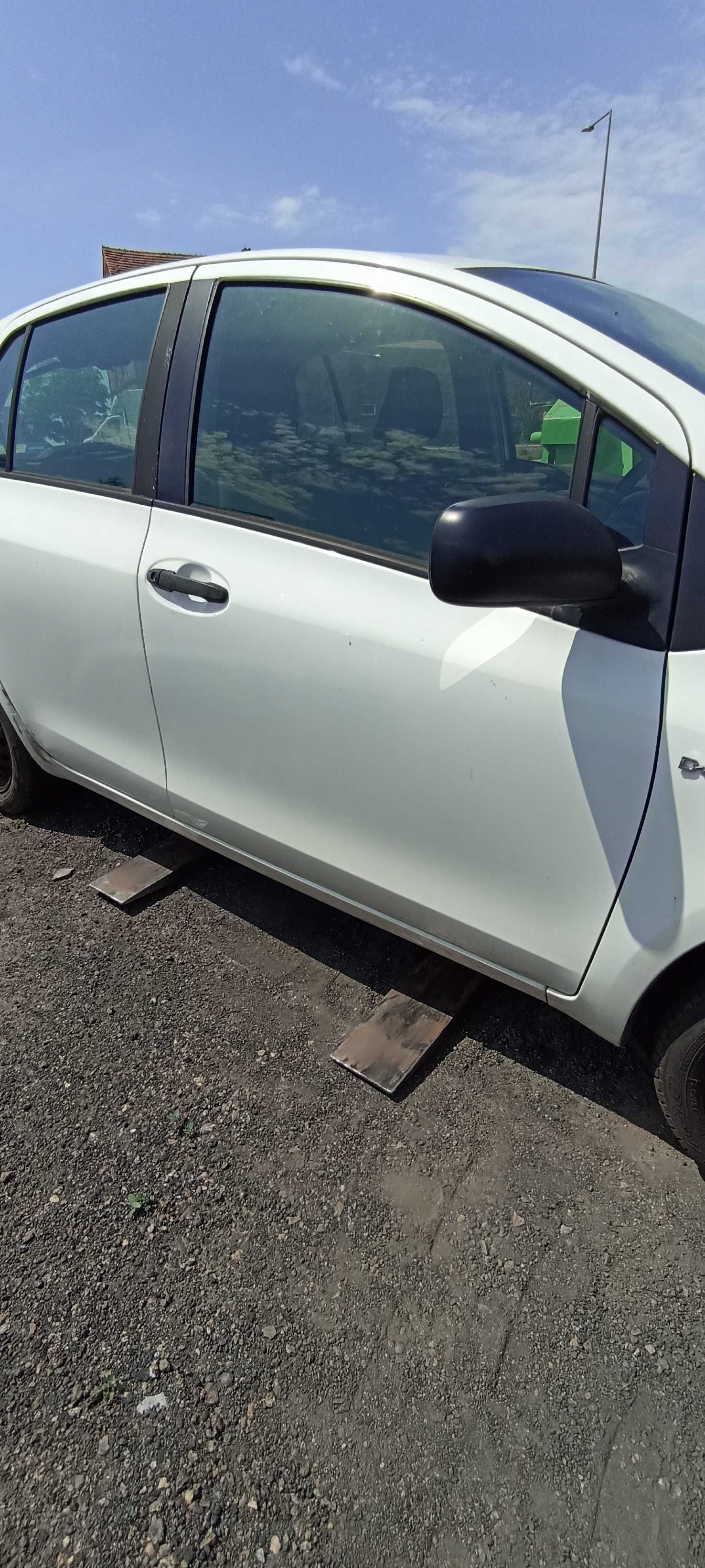 drzwi przód przednie toyota yaris 5d 1.4 d4d lak 068