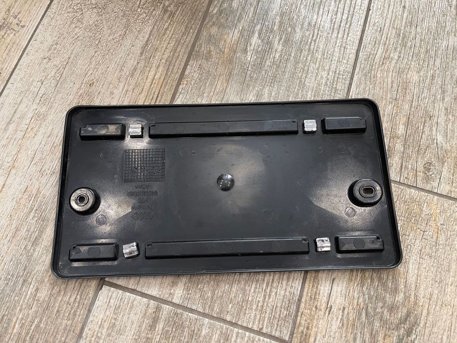 Подіум заднього номерного знаку AUDI (під квадратний номер) 8V5827113B