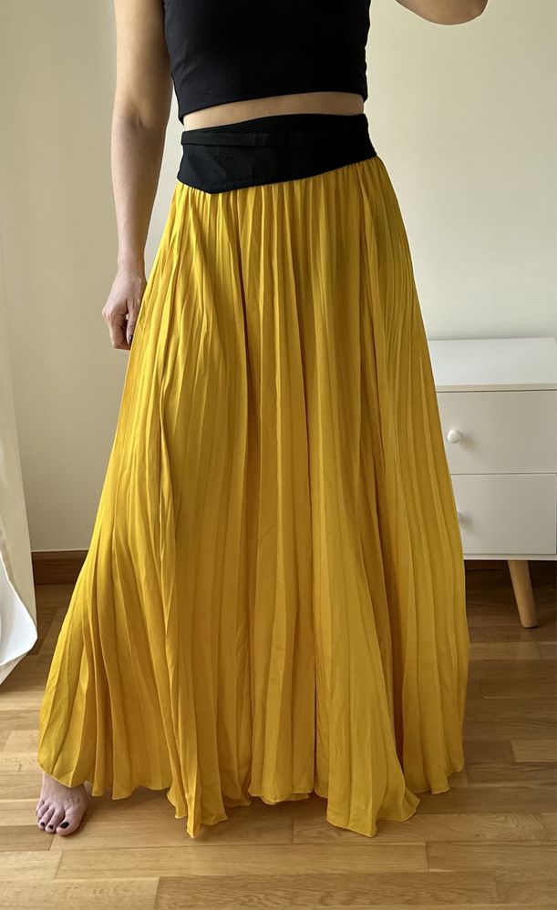 Saia maxi Zara plissada acetinada cor amarelo mostarda