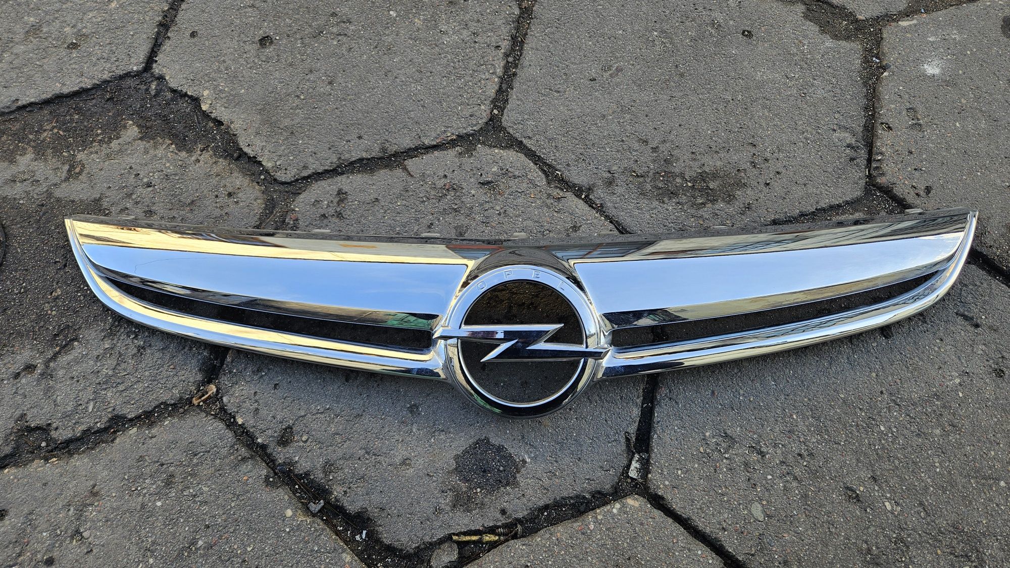 Grill atrapa logo znaczek chrom opel corsa d lift po lifcie