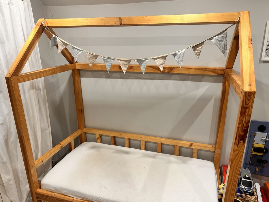 Łóżko drewniane domek plus materac