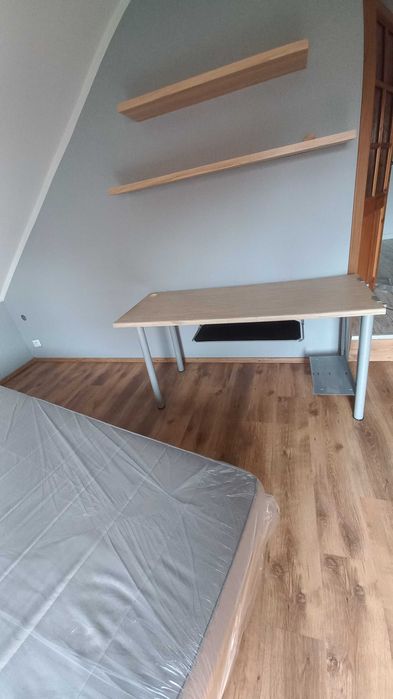 Duże biurko z szufladą na klawiaturę.